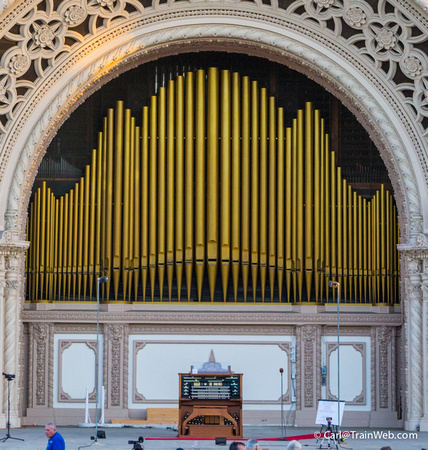 The Console and some of the 4,518 pipes, comprising 73 ranks.